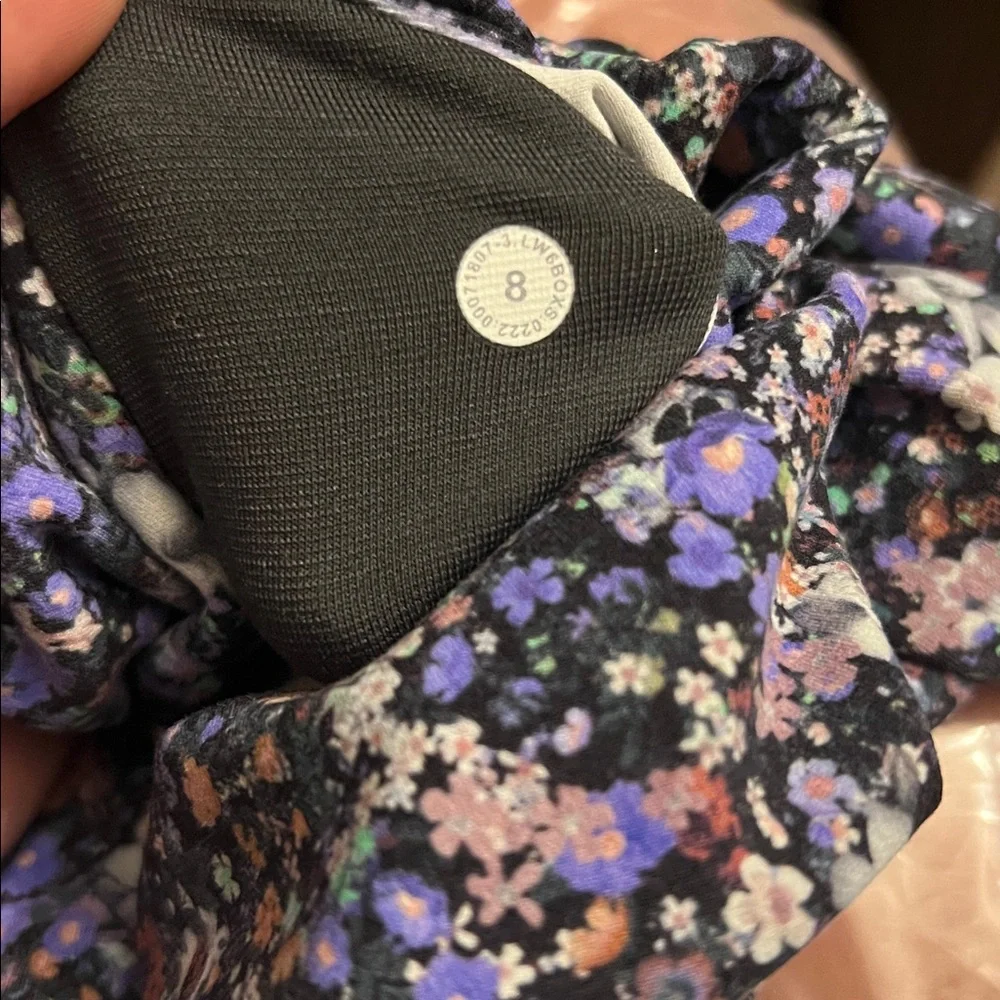 Lululemon Athletica Multicolor Floral Capris Sz‎ 8
